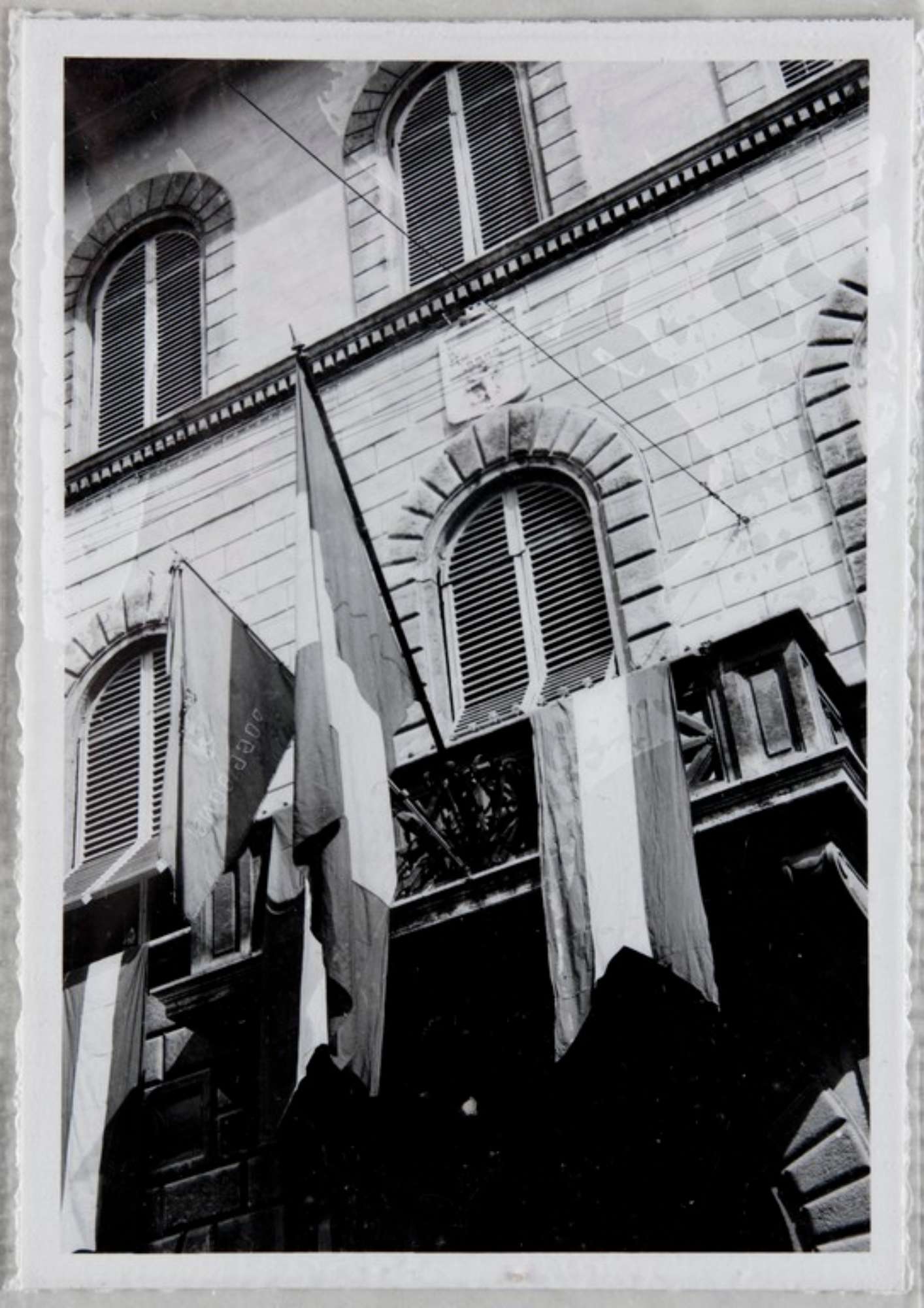 Poggibonsi, 18-19 luglio 1964, XX° anniversario della liberazione e conferimento ad Alcide Cervi della cittadinanza onoraria. Particolare della facciata del Municipio con le bandiere esposte